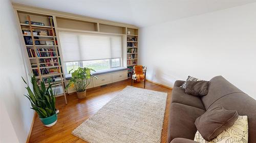 1308 20A Street, Cranbrook, BC - Indoor Photo Showing Living Room