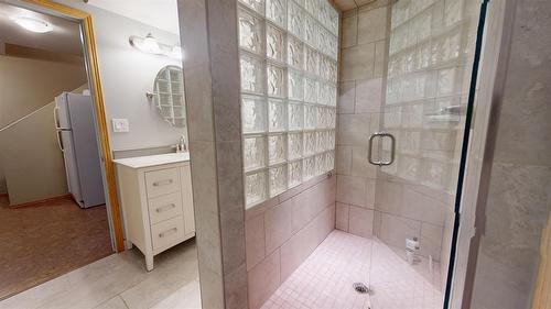 1308 20A Street, Cranbrook, BC - Indoor Photo Showing Bathroom