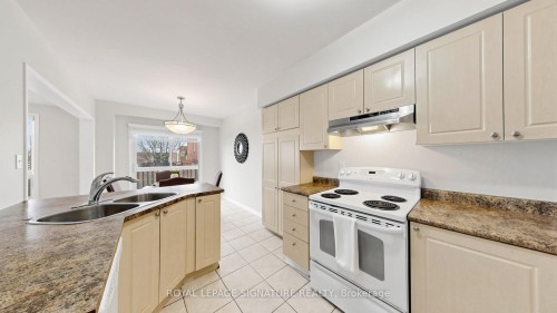6086 Windfleet Crescent, Mississauga, ON - Indoor Photo Showing Kitchen With Double Sink