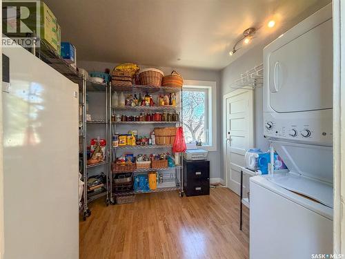 227 Riverside Boulevard, Eastend, SK - Indoor Photo Showing Laundry Room