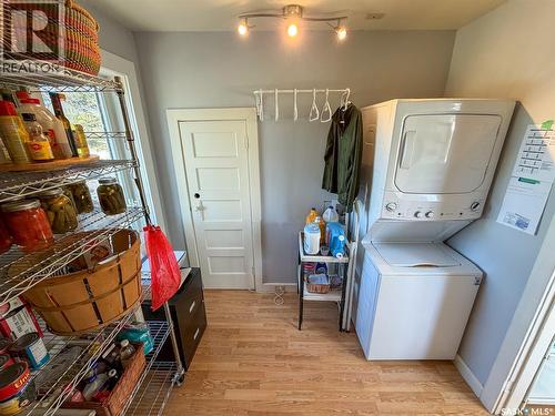 227 Riverside Boulevard, Eastend, SK - Indoor Photo Showing Laundry Room