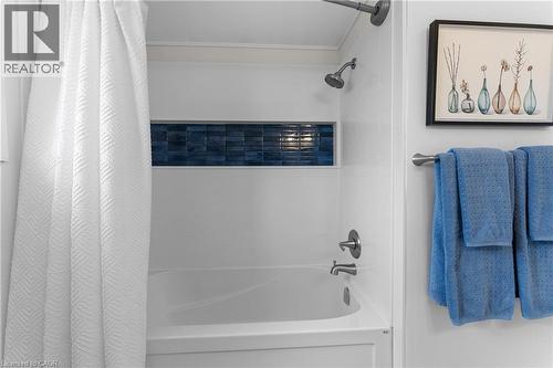 Updated Bathroom - 142 Marcella Crescent, Hamilton, ON - Indoor Photo Showing Bathroom