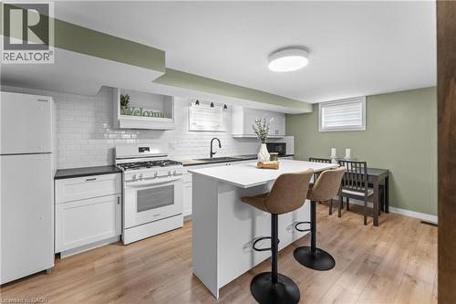 142 Marcella Crescent, Hamilton, ON - Indoor Photo Showing Kitchen
