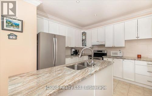 625 Laughren Crescent, Milton, ON - Indoor Photo Showing Kitchen With Double Sink
