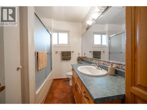 Main Bathroom - 10003 6 Highway, Coldstream, BC 