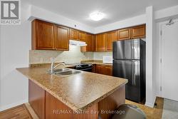 Sparkling kitchen with breakfast bar - 
