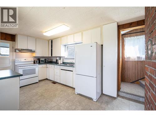 Kitchen - 10091 6 Highway, Coldstream, BC 