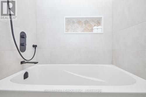 3873 Glenview Drive, Lincoln (Lincoln-Jordan/Vineland), ON - Indoor Photo Showing Bathroom