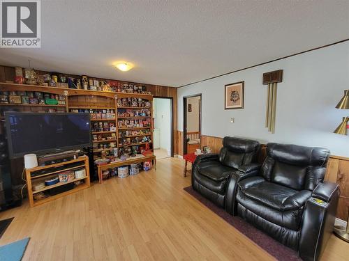 430 2Nd Avenue, Keremeos, BC - Indoor Photo Showing Living Room