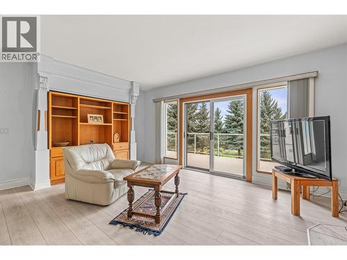 363 Northwind Drive, Vernon, BC - Indoor Photo Showing Living Room