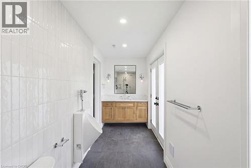 3083 Lakeshore Road, Burlington, ON - Indoor Photo Showing Bathroom