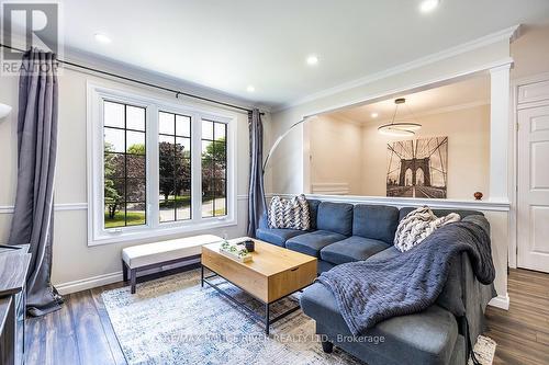 411 Pompano Court, Oshawa (Samac), ON - Indoor Photo Showing Living Room