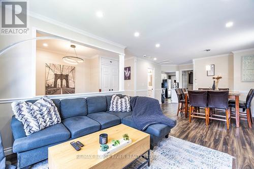 411 Pompano Court, Oshawa (Samac), ON - Indoor Photo Showing Living Room