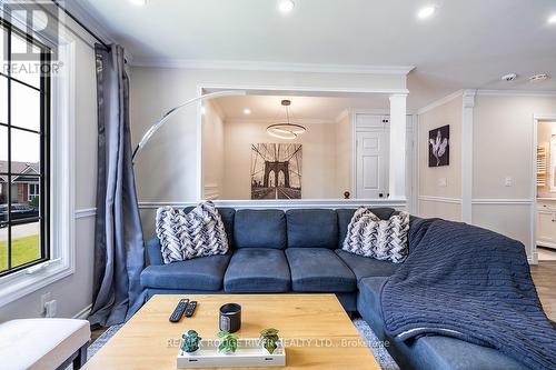 411 Pompano Court, Oshawa (Samac), ON - Indoor Photo Showing Living Room