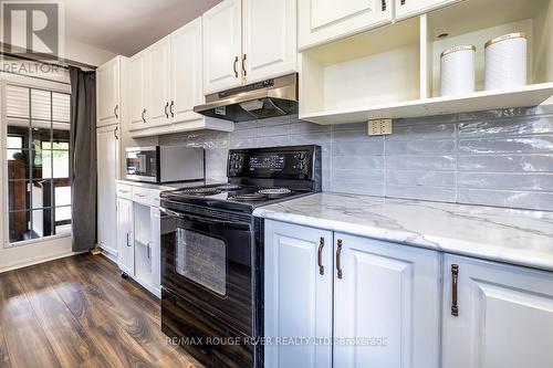 411 Pompano Court, Oshawa (Samac), ON - Indoor Photo Showing Kitchen