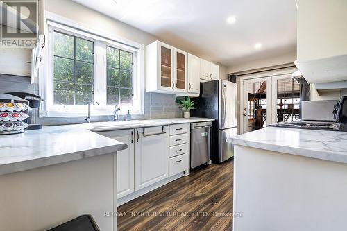 411 Pompano Court, Oshawa (Samac), ON - Indoor Photo Showing Kitchen With Upgraded Kitchen