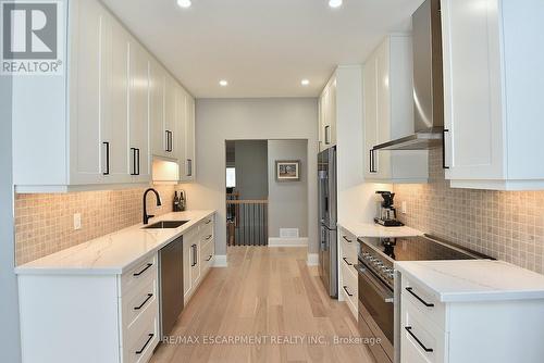 49 Riveroaks Drive, Hamilton, ON - Indoor Photo Showing Kitchen With Upgraded Kitchen
