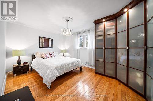 1045 Bloor Street, Mississauga, ON - Indoor Photo Showing Bedroom