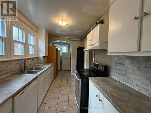 200 Huron Street, London East (East B), ON - Indoor Photo Showing Kitchen With Double Sink