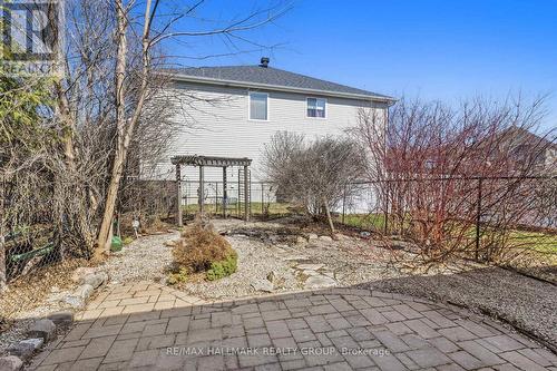 Fully fence backyard space for slow, sunny days - 988 Lucille Way, Ottawa, ON - Outdoor