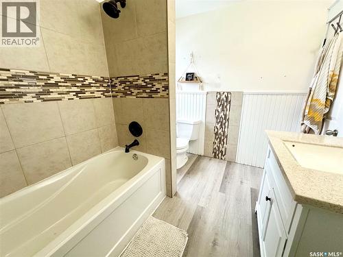 416 3Rd Street Se, Weyburn, SK - Indoor Photo Showing Bathroom