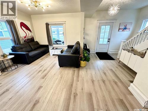 416 3Rd Street Se, Weyburn, SK - Indoor Photo Showing Living Room