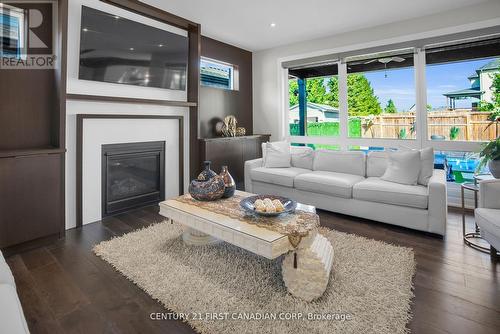 90 Pebblecreek Walk W, London North (North R), ON - Indoor Photo Showing Living Room With Fireplace