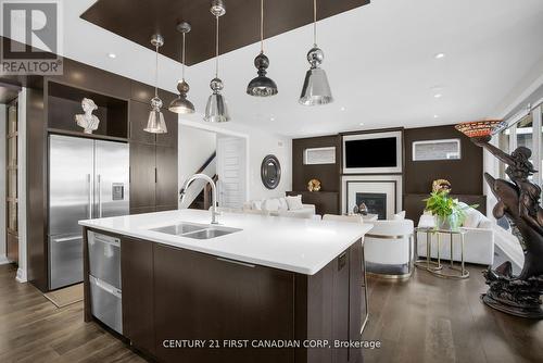 90 Pebblecreek Walk W, London North (North R), ON - Indoor Photo Showing Kitchen With Double Sink With Upgraded Kitchen