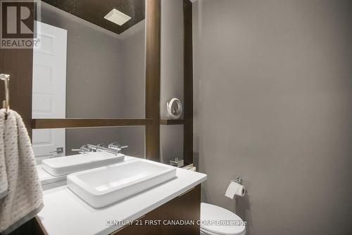 90 Pebblecreek Walk W, London North (North R), ON - Indoor Photo Showing Bathroom