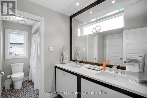 90 Pebblecreek Walk W, London North (North R), ON - Indoor Photo Showing Bathroom