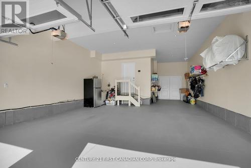 90 Pebblecreek Walk W, London North (North R), ON - Indoor Photo Showing Garage
