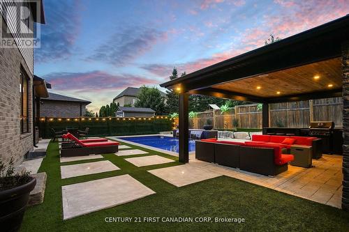 90 Pebblecreek Walk W, London North (North R), ON - Outdoor With In Ground Pool