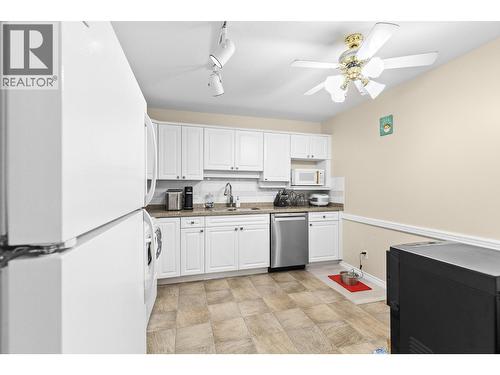 3300 Centennial Drive Unit# 204, Vernon, BC - Indoor Photo Showing Kitchen