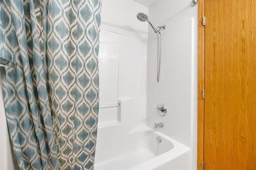 79 Fernwood Avenue, Winnipeg, MB - Indoor Photo Showing Bathroom