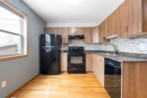 79 Fernwood Avenue, Winnipeg, MB - Indoor Photo Showing Kitchen With Double Sink