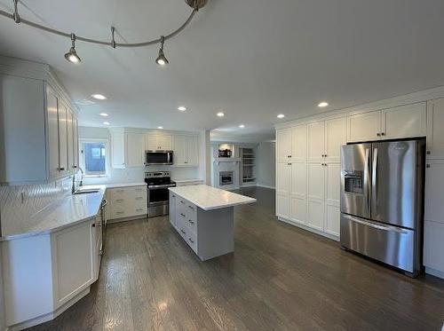 157 Park Place W, Winnipeg, MB - Indoor Photo Showing Kitchen