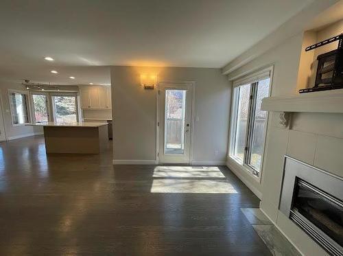 157 Park Place W, Winnipeg, MB - Indoor Photo Showing Living Room With Fireplace