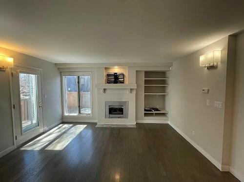 157 Park Place W, Winnipeg, MB - Indoor Photo Showing Living Room With Fireplace