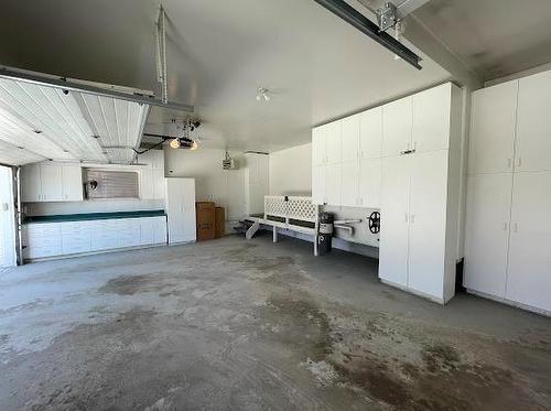 157 Park Place W, Winnipeg, MB - Indoor Photo Showing Garage