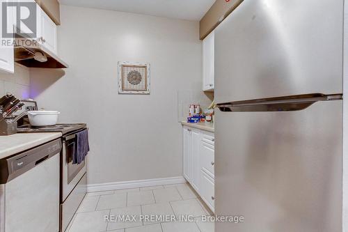 213 Milestone Crescent, Aurora, ON - Indoor Photo Showing Kitchen