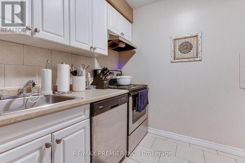 213 Milestone Crescent, Aurora, ON - Indoor Photo Showing Kitchen