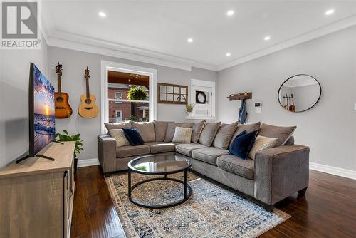 39 Fairleigh Avenue N, Hamilton, ON - Indoor Photo Showing Living Room