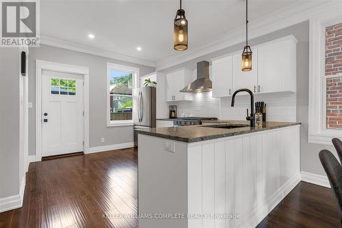 39 Fairleigh Avenue N, Hamilton, ON - Indoor Photo Showing Kitchen With Upgraded Kitchen