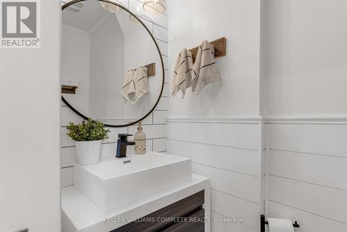 39 Fairleigh Avenue N, Hamilton, ON - Indoor Photo Showing Bathroom