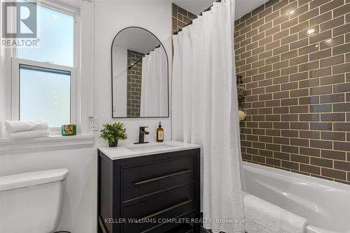 39 Fairleigh Avenue N, Hamilton, ON - Indoor Photo Showing Bathroom