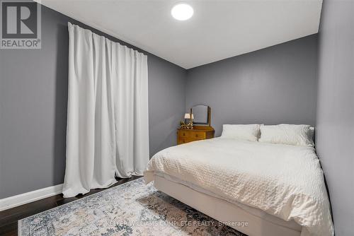 39 Fairleigh Avenue N, Hamilton, ON - Indoor Photo Showing Bedroom