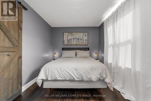39 Fairleigh Avenue N, Hamilton, ON - Indoor Photo Showing Bedroom