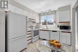Bright and sunny with this large window! - 