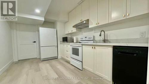 1556 Crestview Avenue, Mississauga, ON - Indoor Photo Showing Kitchen