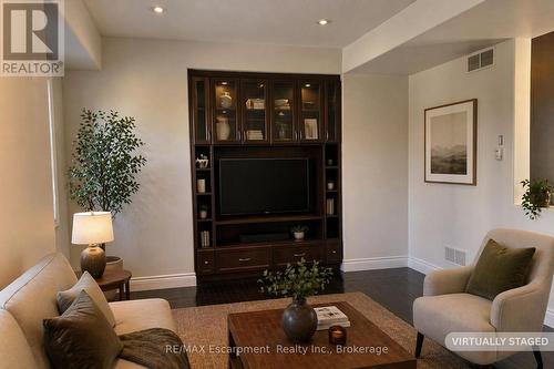 2430 Second Street, Burlington (Brant), ON - Indoor Photo Showing Living Room